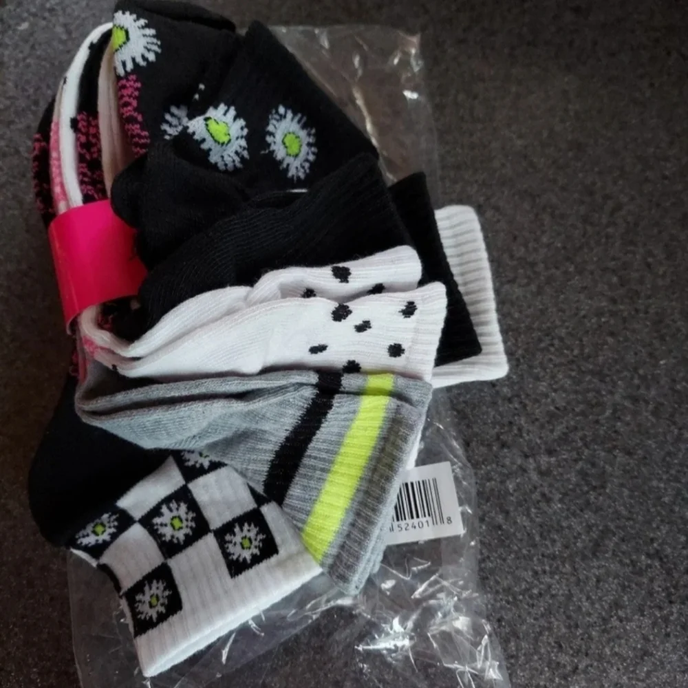 Betsey Johnson Women's Quarter Crew Socks, 6-Pack OS BNWT SO 1 Set Left